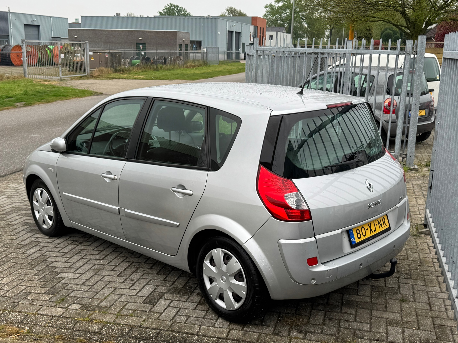 43273849-7.jpg
