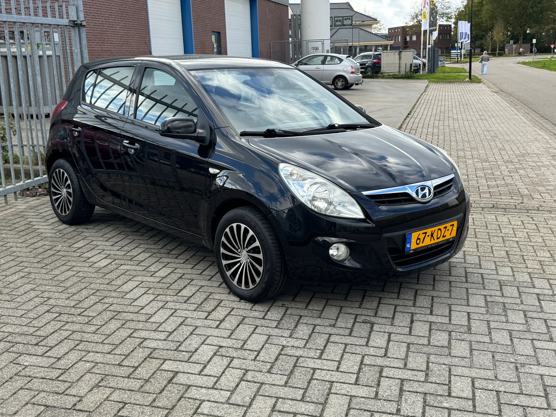48669441-2.jpg