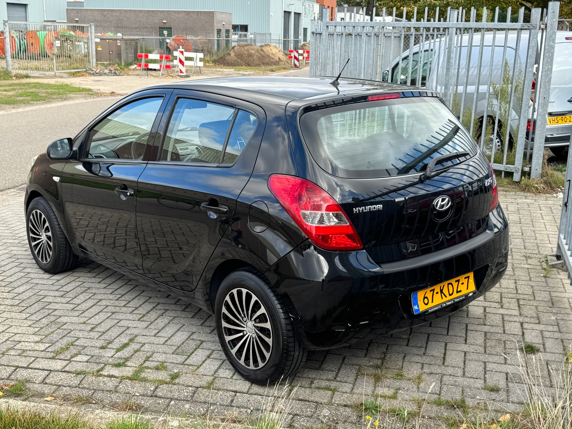 48669441-8.jpg